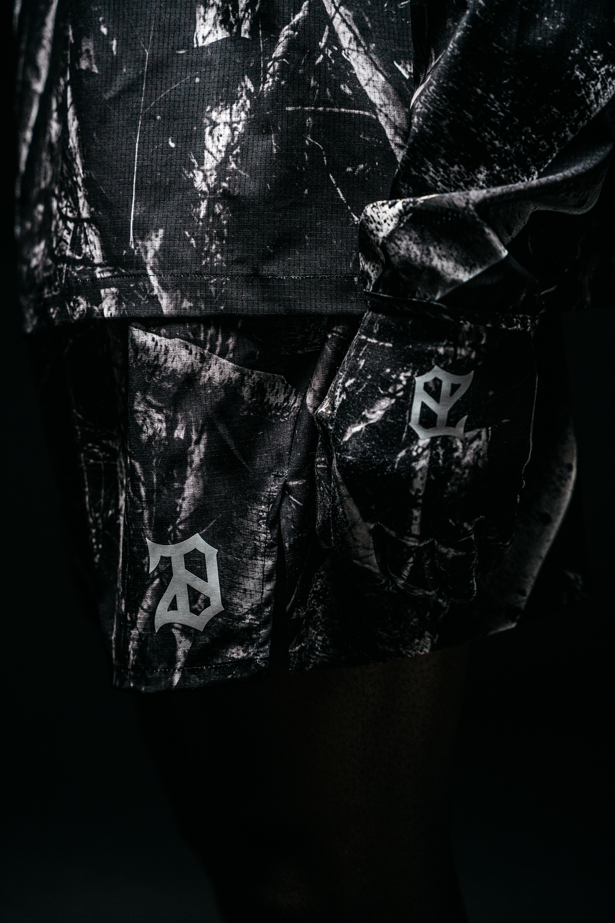 5 INCH SPLIT SHORTS BLACK WOODLAND